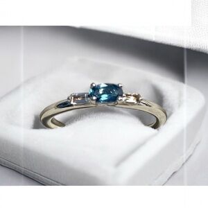 NWOT Elegant Silver Blue and White Topaz Ring